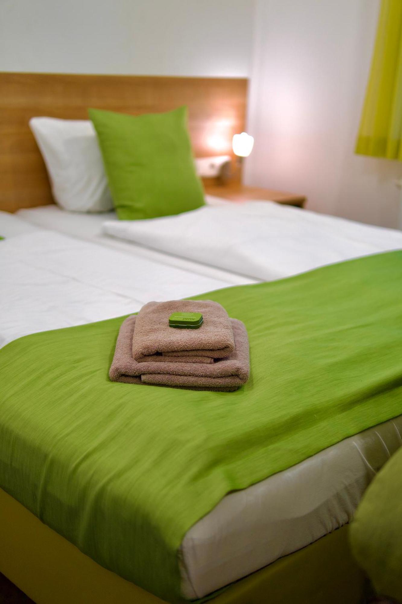 Bed & Breakfast Outlet Hotel Dettingen an der Erms Exterior foto