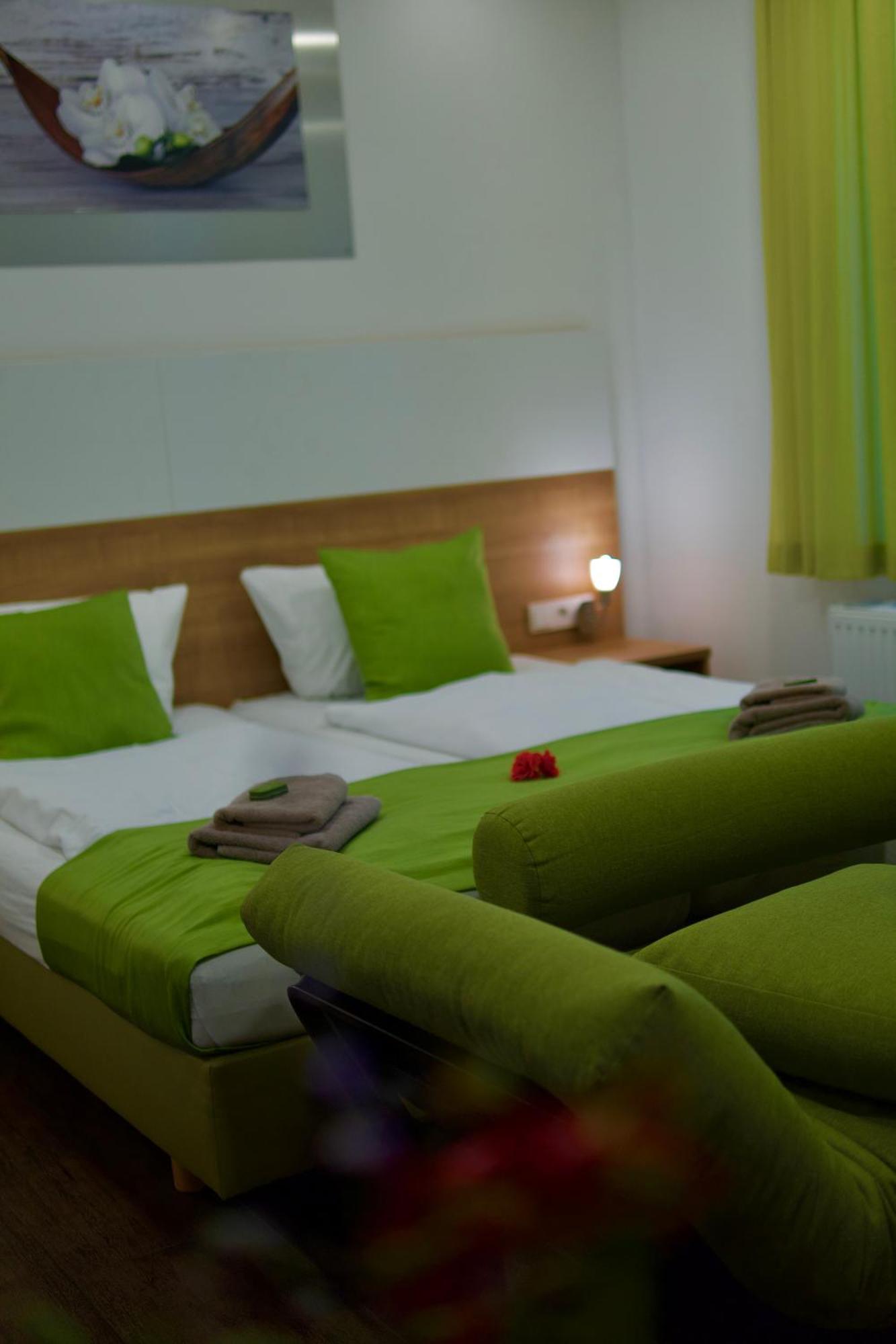 Bed & Breakfast Outlet Hotel Dettingen an der Erms Exterior foto
