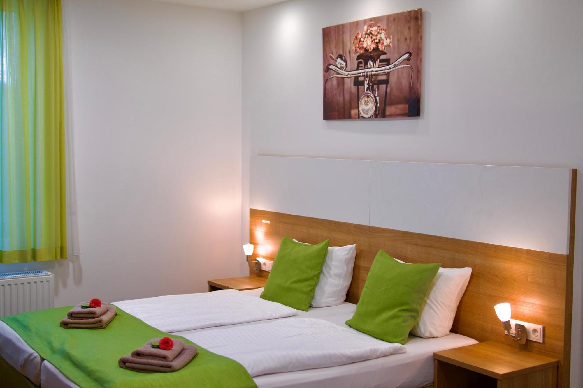 Bed & Breakfast Outlet Hotel Dettingen an der Erms Exterior foto