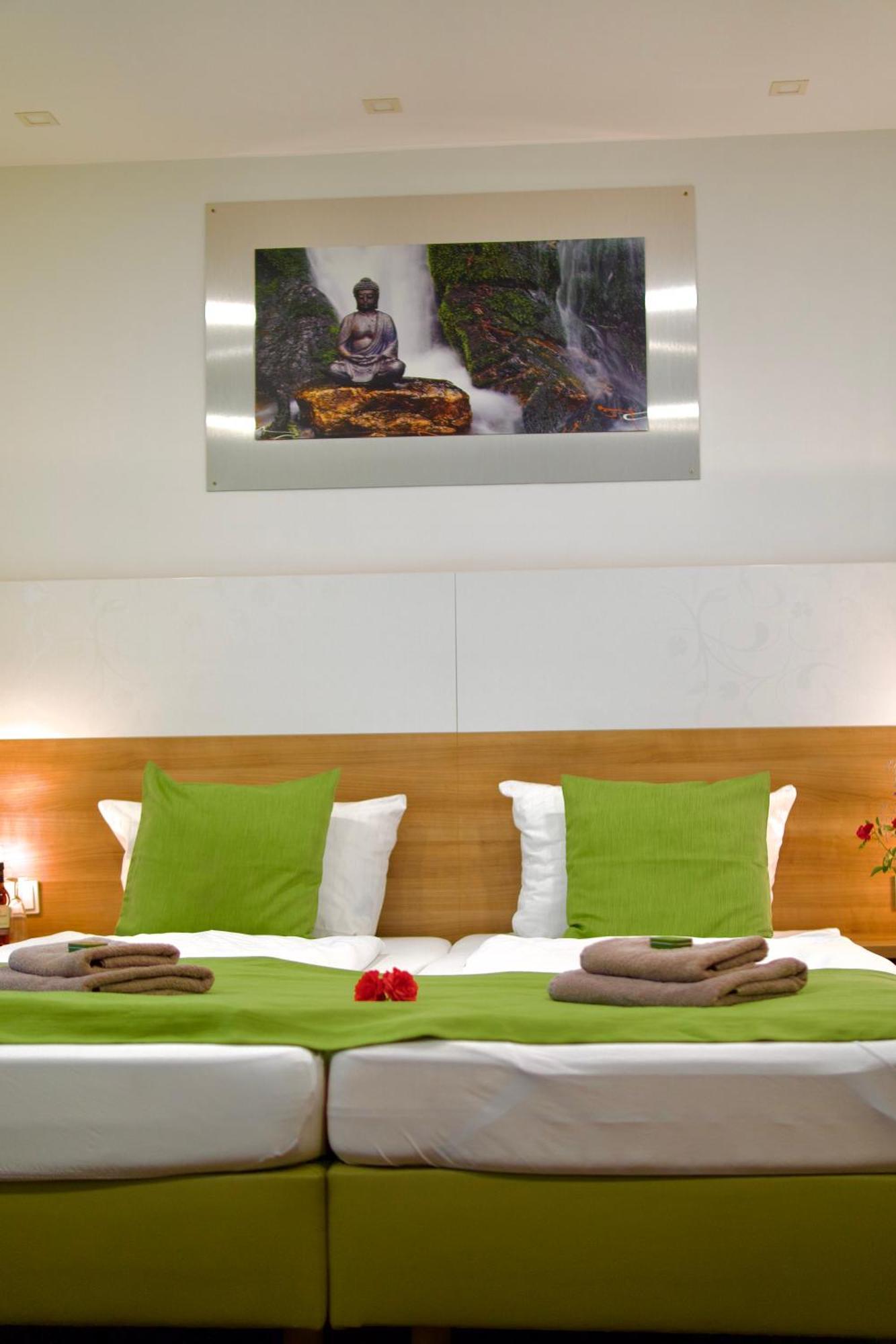 Bed & Breakfast Outlet Hotel Dettingen an der Erms Exterior foto