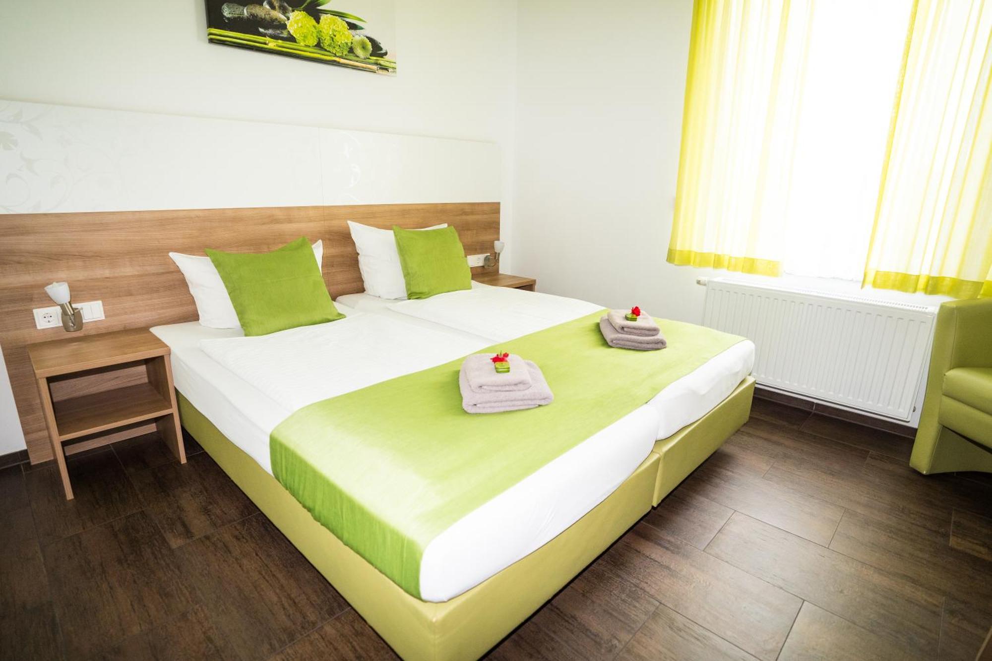 Bed & Breakfast Outlet Hotel Dettingen an der Erms Exterior foto