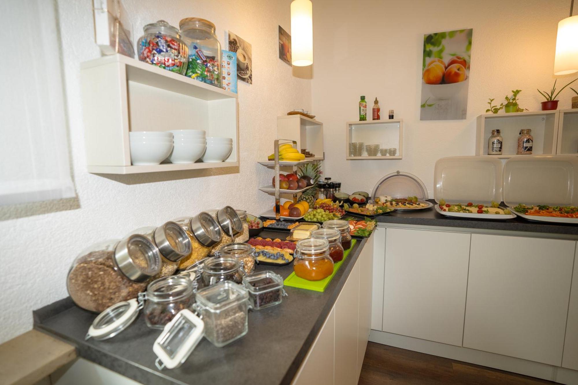 Bed & Breakfast Outlet Hotel Dettingen an der Erms Exterior foto