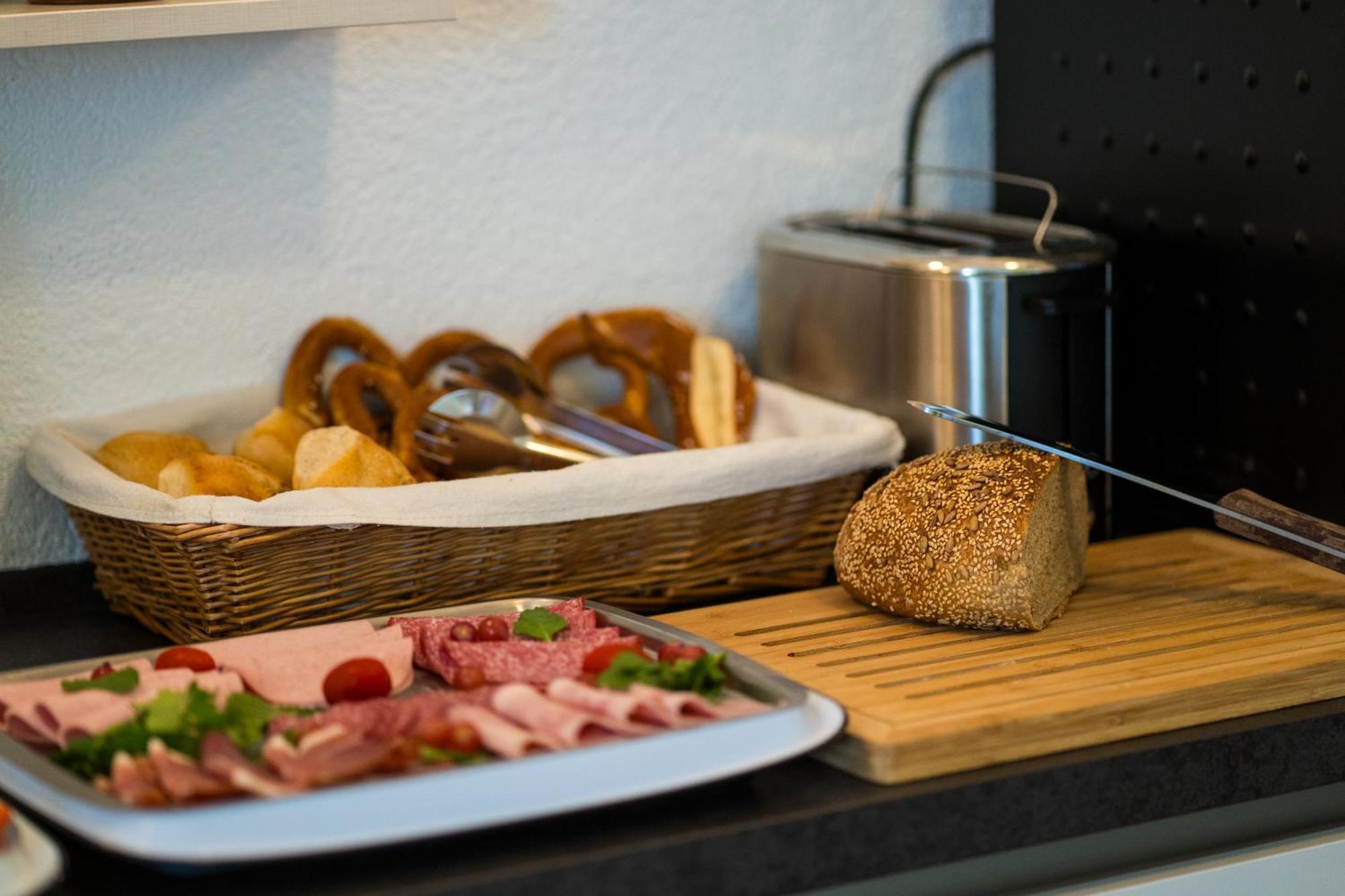 Bed & Breakfast Outlet Hotel Dettingen an der Erms Exterior foto